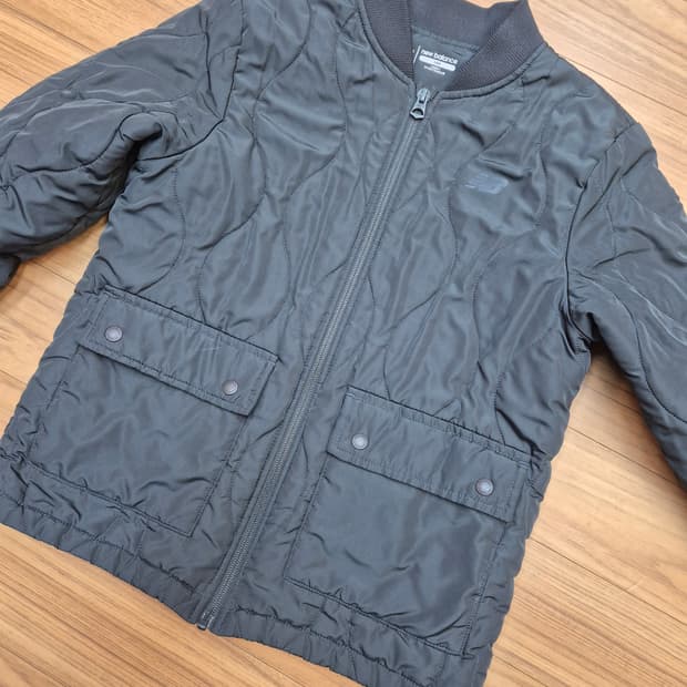 140 사이즈 뉴발란스 키즈 퀼팅 자켓입니다. 100% 폴리에스터 소재로