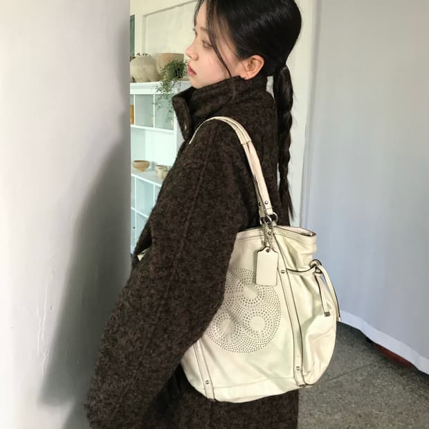 코치 크림 레더백 