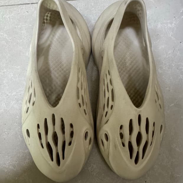 아디다스 이지 폼 러너 샌드