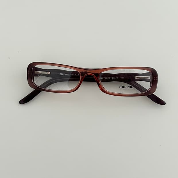 미우미우 로고 글래스