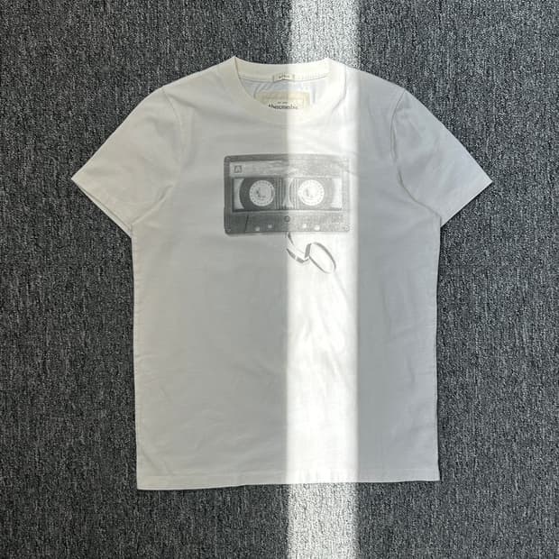 아베크롬비 테이프 프린팅 반팔티셔츠