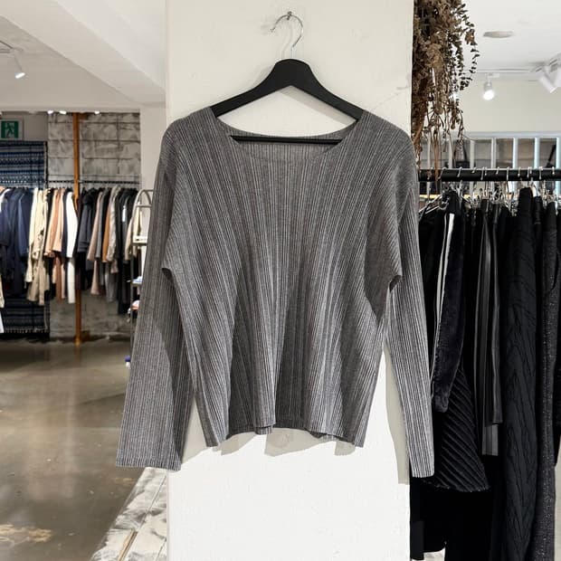 플리츠 플리즈 그레이 라운드넥 롱 슬리브 탑