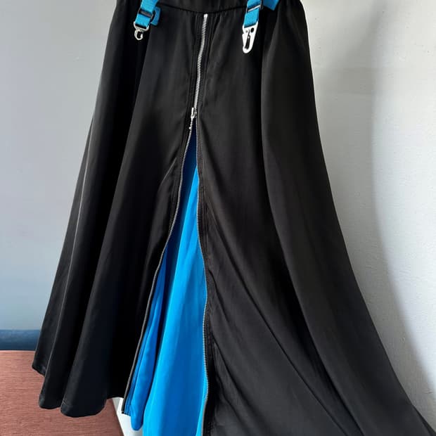 Silky fabric front zip design skirt