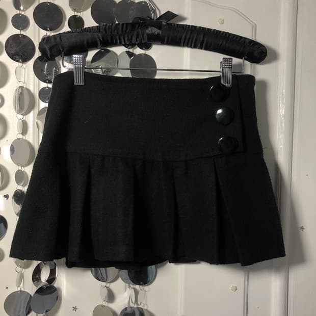 black button sk