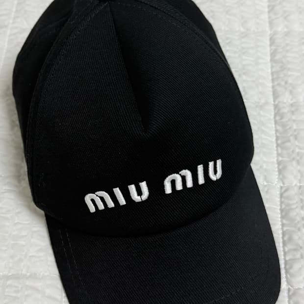 미우미우 베이스 볼캡 블랙