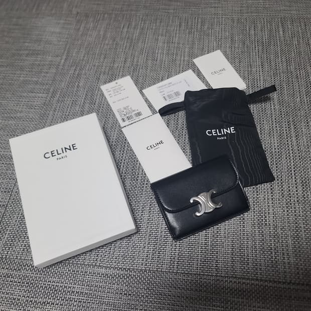 셀린느 트리옹프 플랩 샤이니 카프스킨 카드지갑