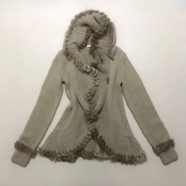 어스뮤직 오네갸루 라떼갸루 퍼 가디건 빈티지 리즈리사 엑시즈팜 니트