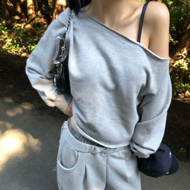 YUE  자체제작 ONE-SHOULDER MTM 유 원숄더 맨투맨