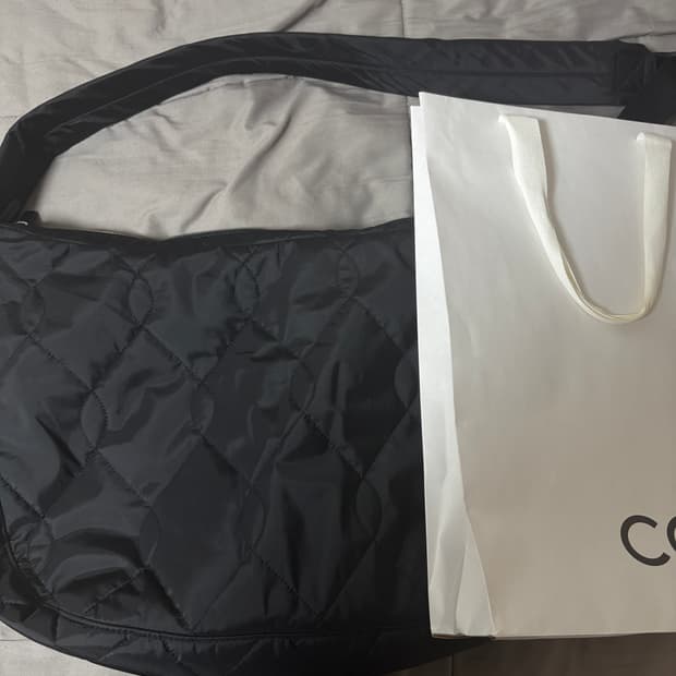 코스 퀄티드 크로스바디 메신저백