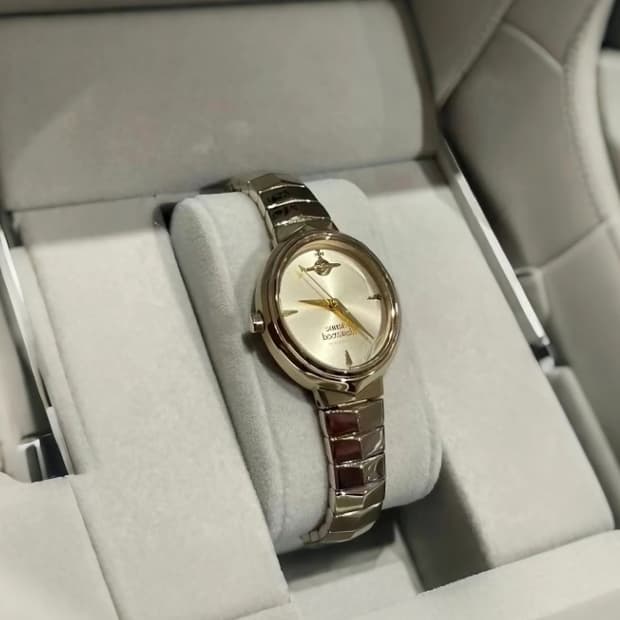 비비안 웨스트우드 오브 로고 시계 정품입니다