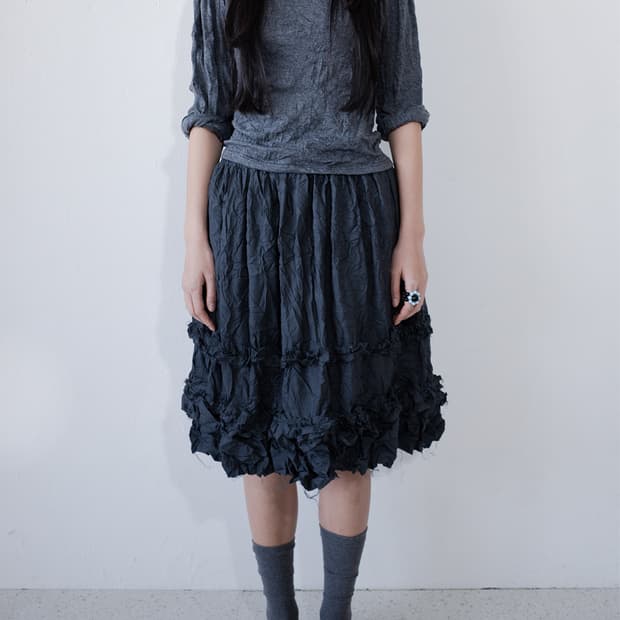 생긴스튜디오 CRINKLE FRILL MIDI SKIRT-CHARCOAL