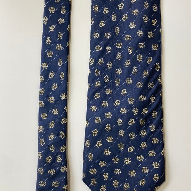 니나리치 넥타이