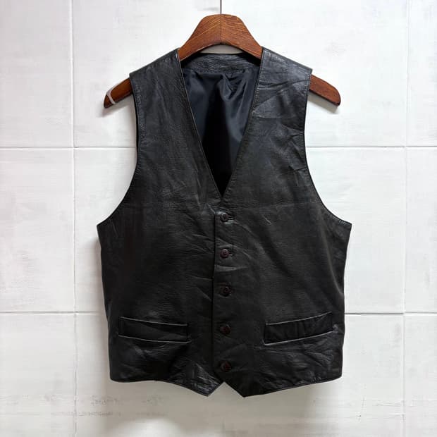 블랙 양가죽 레더 버클 베스트 조끼