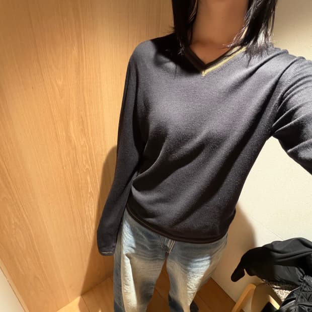 아르마니 꼴레지오니 브이넥 니트