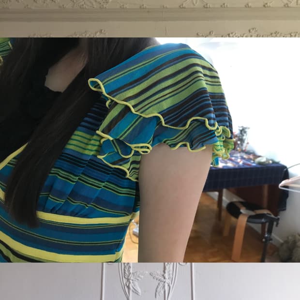 vintage pattern v-neck mash top