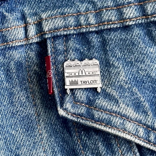 맥도날드 빈티지 크루 핀뱃지 라펠핀 ‘Taylor’