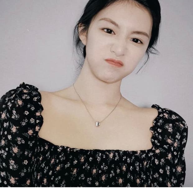 리포메이션 고윤정 플라워 블라우스