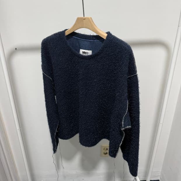 [M] mm6 margiela 오버록 스티치 크롭 니트