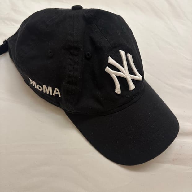 뉴에라 x Moma 볼캡 