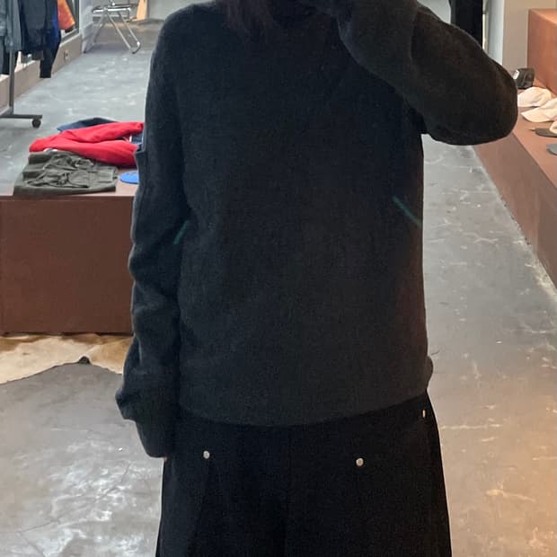 CP 컴퍼니 렌즈 딥 차콜 모 터틀넥 니트 H2325