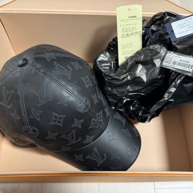 루이비통 M76580 블랙레더 캡 58