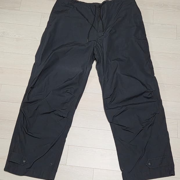 Uniqlo U 와이드핏 파라슈트 팬츠