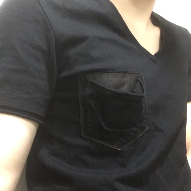 Wjk 레더 포켓 레이어드 디테일 브이넥 반팔