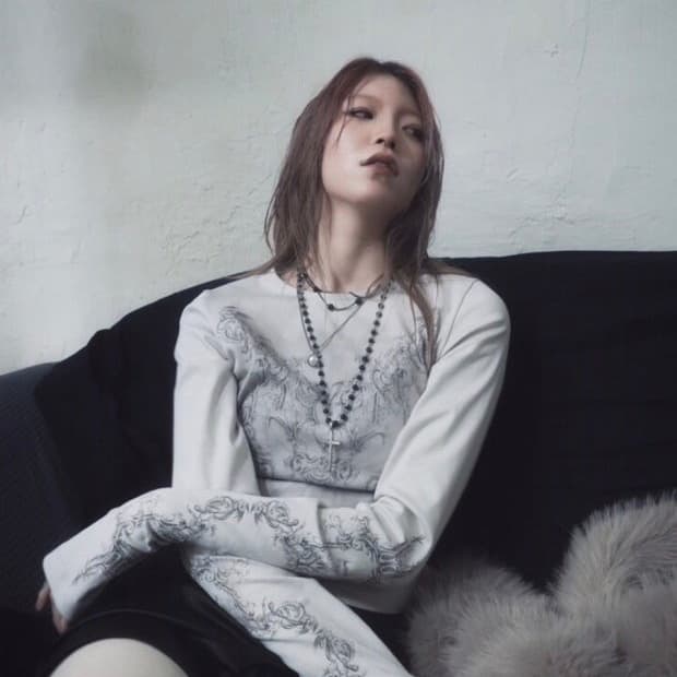 허그유어스킨 허유스 로코코 오너먼트 티 그레이 롱슬리브 오너먼츠