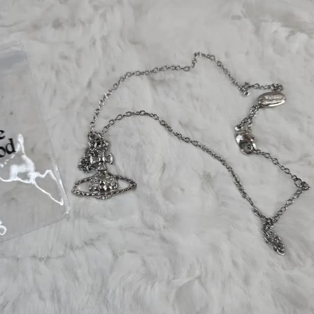 비비안웨스트우드 메이페어 바스 릴리프 팬던트 목걸이