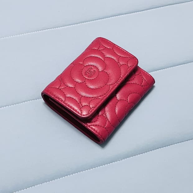 샤넬 까델리아 캐비어 레더 컴퍅트 중지갑