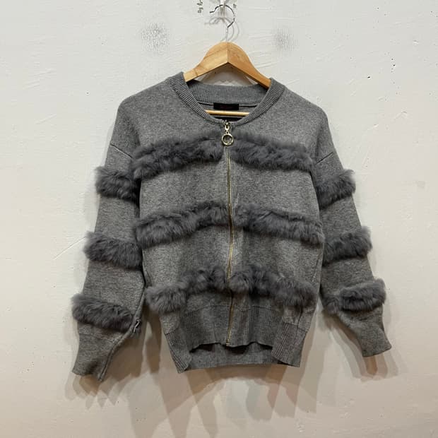 la tium 래빗퍼 트리밍 니트집업 