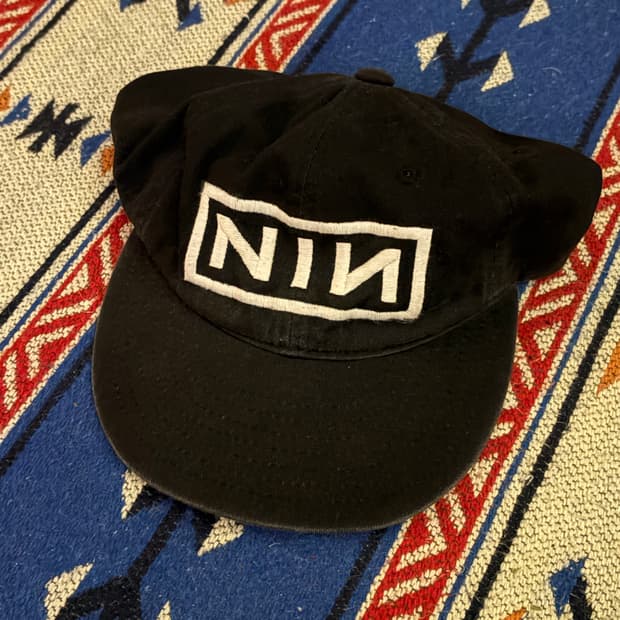 도넛리벤지 나인인치네일스 모자