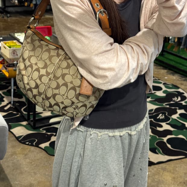 코치 빈티지 시그니처 호보 숄더백