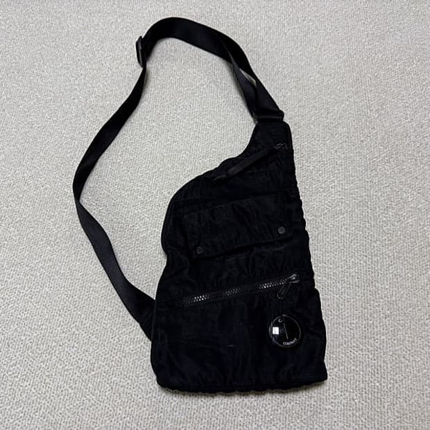 C.P 컴퍼니 나일론 B 싱글 스트랩 슬링백