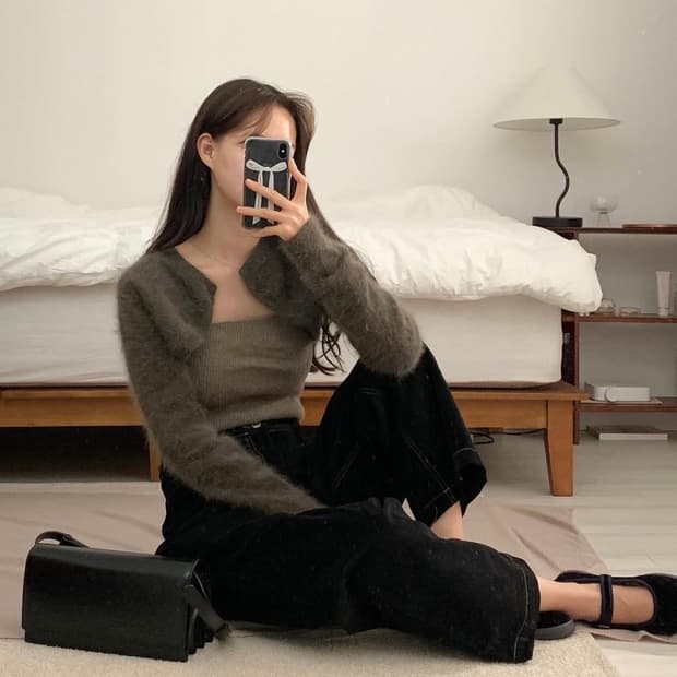 [s] 다이애그널 턱 와이드 데님 팬츠 네이비 [카라 허영지 착용]