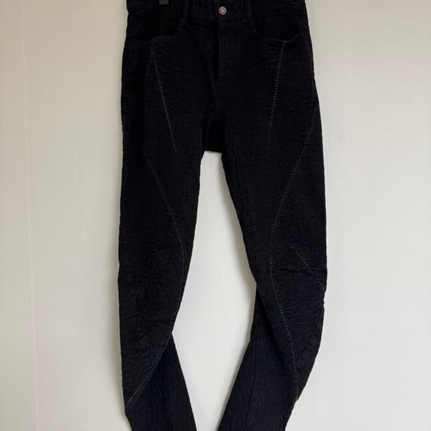D.hygen overlocked curved pants