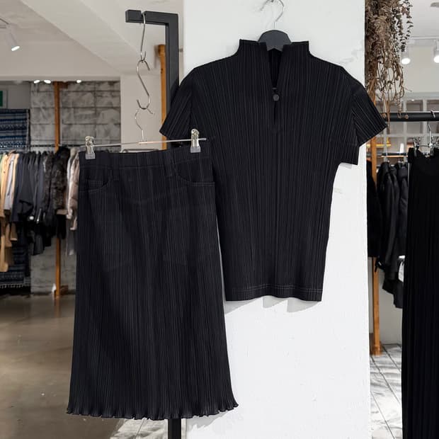 플리츠 플리즈 블랙 오픈넥 하프티셔츠/ 스티치 디테일 스커트 셋업