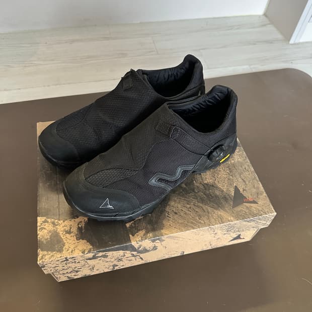 로아 하이킹 미나르 사이즈 43 실착 5회 미만 상태 좋음