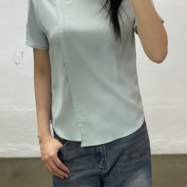 잇미샤 민트색 언발란스 블라우스