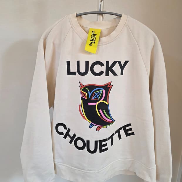 럭키슈에뜨 맨투맨 티셔츠 아이보리