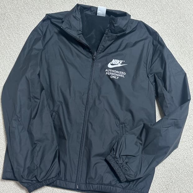 나이키 바람막이 블랙 M사이즈 입니다  큰 하자나 눈에 띄는 오염 없이 