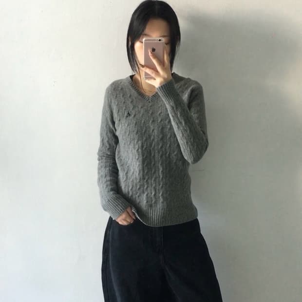 빈폴 자수 꽈배기 브이넥 니트