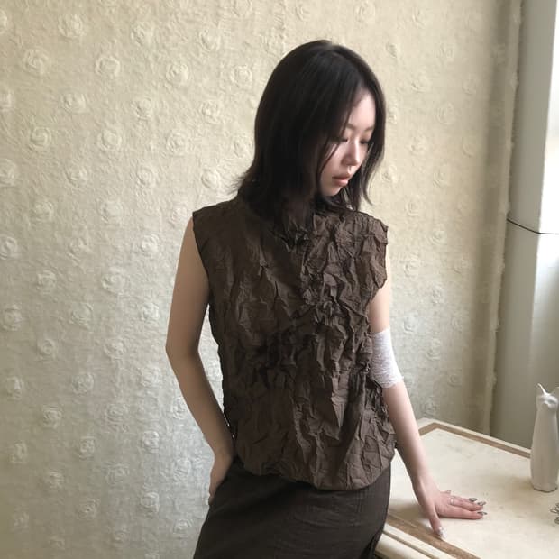 브라운 크링클 플라워 디테일 슬리브리스