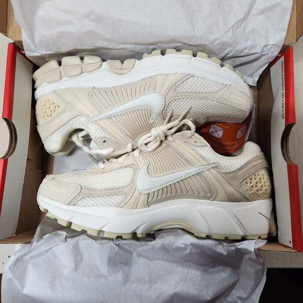 나이키 에어 줌 보메로 5 라이트 카키 HQ0458 200