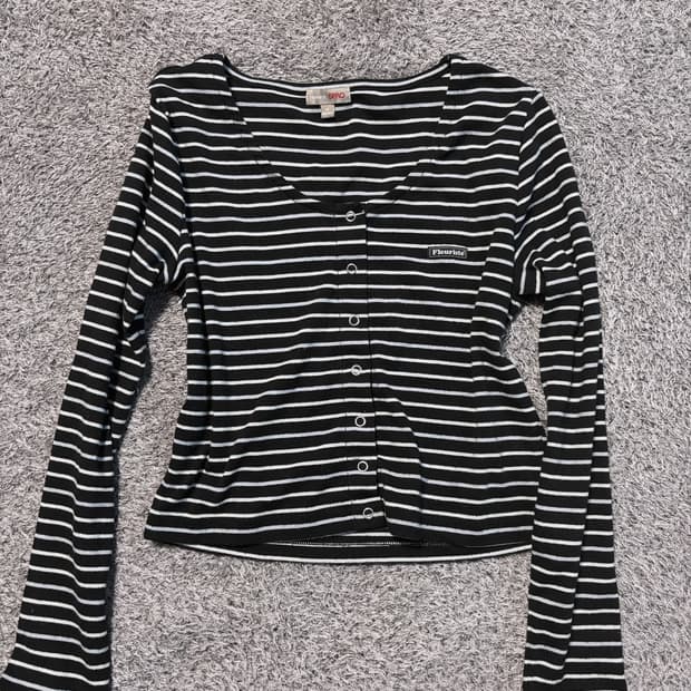 스파오 스트라이프 버튼티