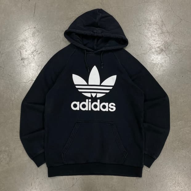 아디다스 블랙 컬러 빅로고 후드티