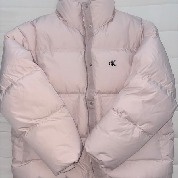 캘빈클라인 핑크베이지 숏랭스 스탠드 카라 푸퍼 숏패딩