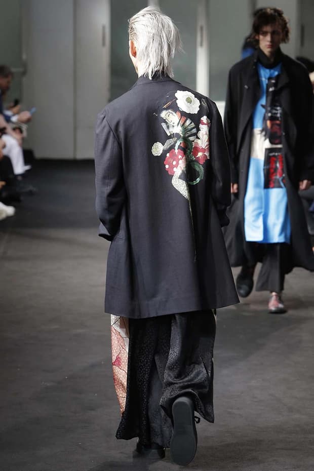 요지야마모토 19ss 런웨이 백프린팅 코트