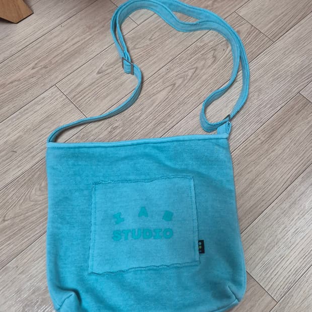 아이앱 스튜디오 민트색 피그먼트 크로스백