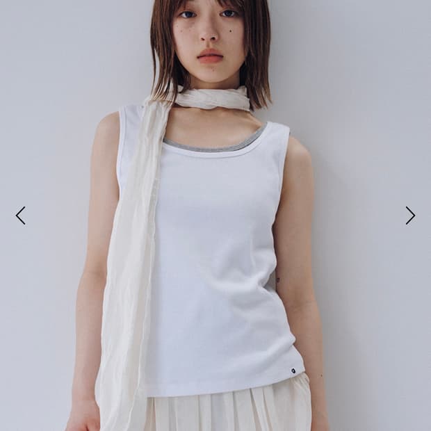 새상품 오헤시오 베이직 유넥 슬리브리스 화이트